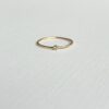 Anillo mini con piedra natural en oro 14K y engaste tipo bisel