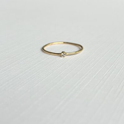 Anillo mini con piedra natural en oro 14K y engaste tipo bisel