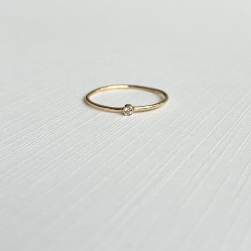 Anillo mini con piedra natural en oro 14K y engaste tipo bisel