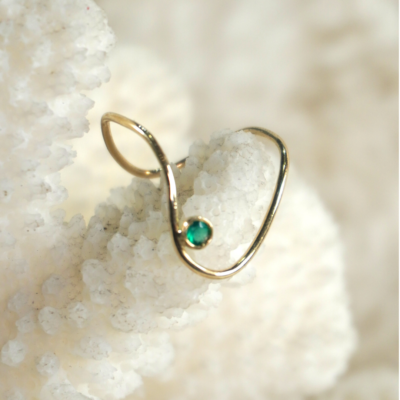 Anillo de piedra natural en oro macizo de 14K con engaste bisel