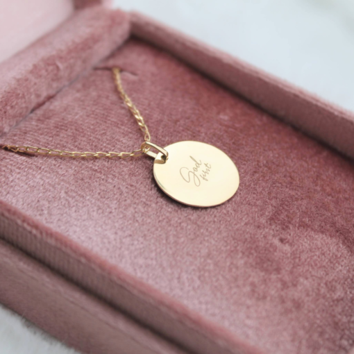 Dije personalizado en oro 14K y 18K con diseño circular y grabado láser