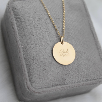 Dije personalizado en oro 14K y 18K con diseño circular y grabado láser