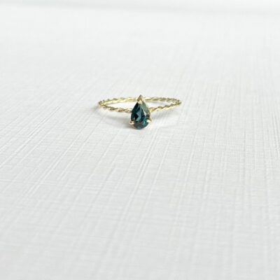Anillo Gota Twist en Oro 14K y 18K con topacio natural de corte gota