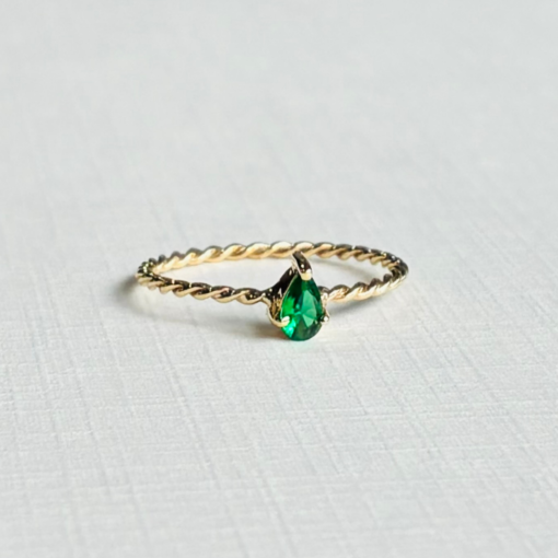 Anillo Esmeralda Gota Twist en Oro 14K y 18K con esmeralda natural de corte gota