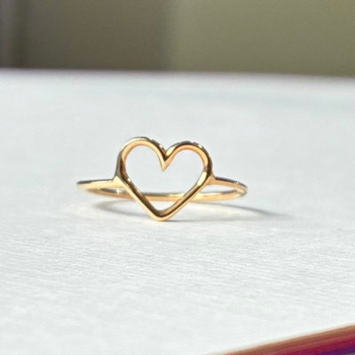 Anillo Amor Corazón en Oro 18K con diseño de corazón calado