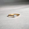 32 Anillo Solitario Clásico en Oro 14K y 18K con circonio de corte redondo y montura alta de cuatro uñas