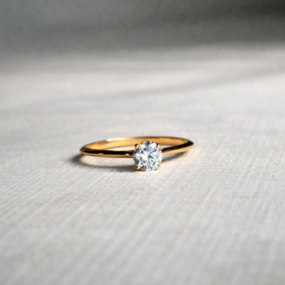 Anillo Solitario Clásico en Oro 14K y 18K con circonio de corte redondo y montura alta de cuatro uñas