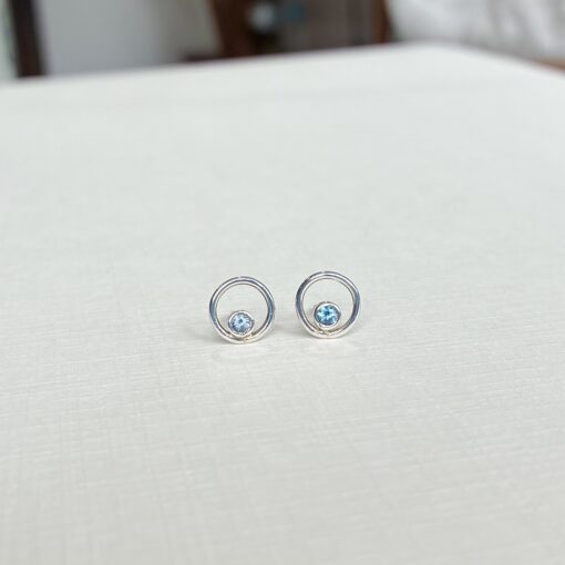 Aretes Eternidad en Plata 925 y Oro 14K y 18K con piedra redonda engastada en bisel