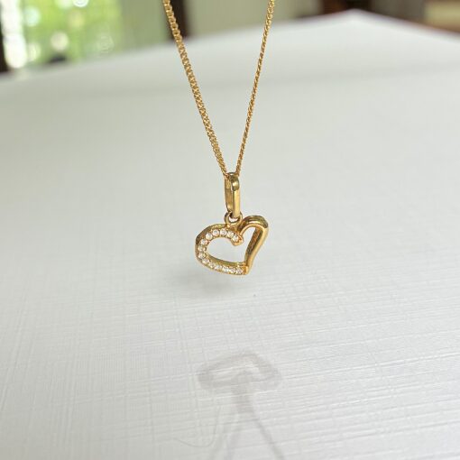 Dije Corazón con Circonios en Oro 18K con pequeños circonios engastados en uñas