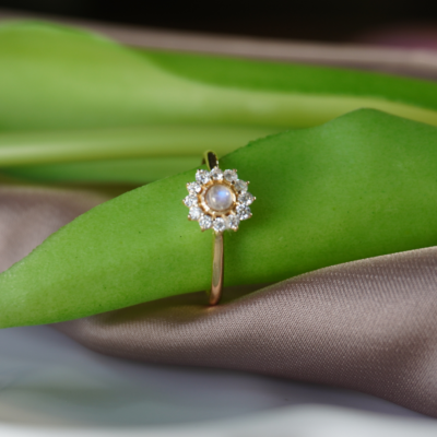 Anillo Flor Piedra Luna en Oro 14K con piedra luna central y halo de circonios