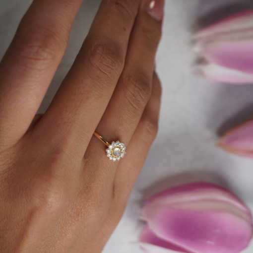 Anillo Flor Piedra Luna en Oro 14K