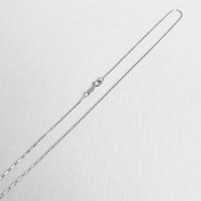 La Cadena Wheat en Oro Blanco 18K destaca por su delicado tejido tipo espiga y su acabado rodinado brillante, ideal para lucir sola o acompañar dijes pequeños y medianos.
