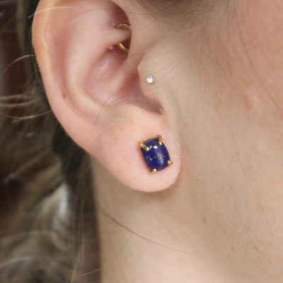 Aretes Lapislázuli en Oro 18K con piedra natural de corte rectangular y engaste de uñas