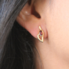 Aretes Raíces en Oro 18K con granates de corte marquesa y diseño exclusivo de Denisse Ortega Joyas