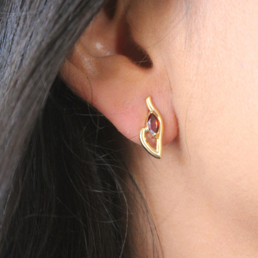 Aretes Raíces en Oro 18K con granates de corte marquesa y diseño exclusivo de Denisse Ortega Joyas