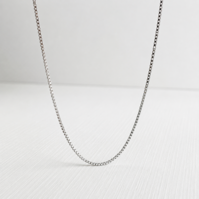 Cadena Veneciana en Oro Blanco 18K de 45 cm con diseño de eslabones cuadrados y espesor de 1,5 mm