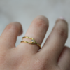 55 Anillo Conexión Minimalista en Oro 14K y 18K con piedra natural redonda de 2 mm engastada en bisel