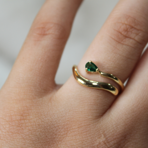 Anillo Nido en Oro 14K y 18K con esmeralda brasileña de corte gota y engaste de uñas