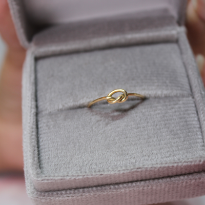 57 Anillo Nudo en Oro 14K y 18K con diseño minimalista de nudo elaborado en oro macizo