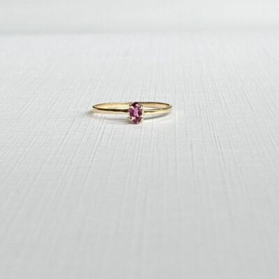 Anillo de turmalina natural de corte oval montado en oro macizo de 14K elaborado artesanalmente en Ecuador