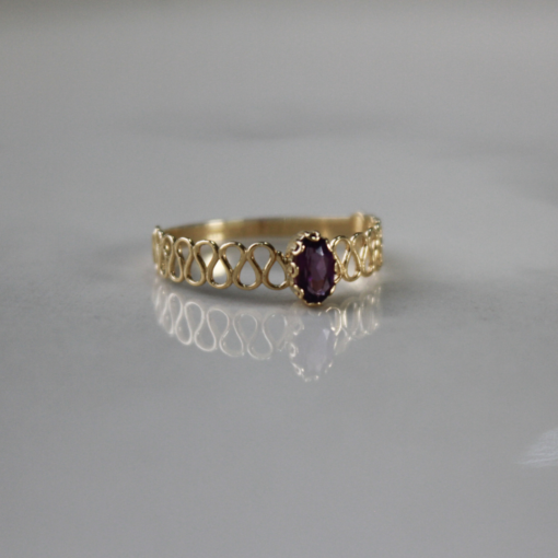 79_3 Anillo Mini Oruga en oro macizo 14K con amatista oval y diseño orgánico exclusivo de Denisse Ortega