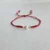 Pulsera Protección con perla natural, cordón rojo ajustable y detalles en goldfilled