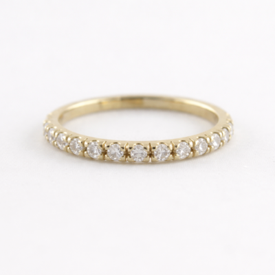 Medio cintillo de circonios en oro 14K y 18K con engaste de uñas