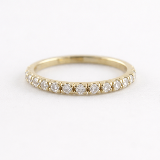 9 Medio cintillo de circonios en oro 14K y 18K con engaste de uñas