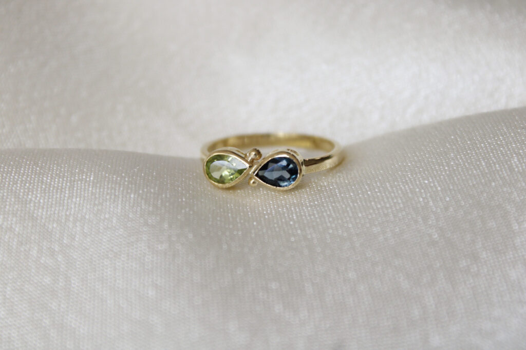 Anillo Dúo Gota Granulado en oro macizo 18K con peridoto y topacio London Blue