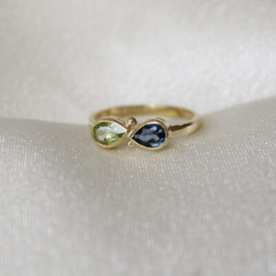 Anillo Dúo Gota Granulado en oro macizo 18K con peridoto y topacio London Blue