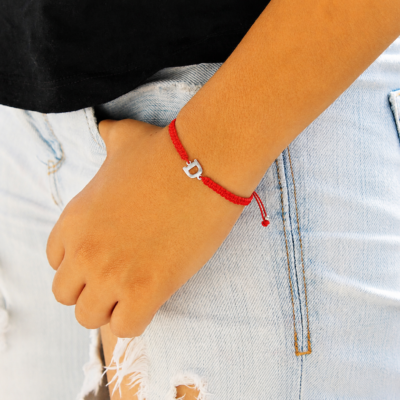Pulsera Inicial personalizada con cordón rojo ajustable e inicial en plata 950