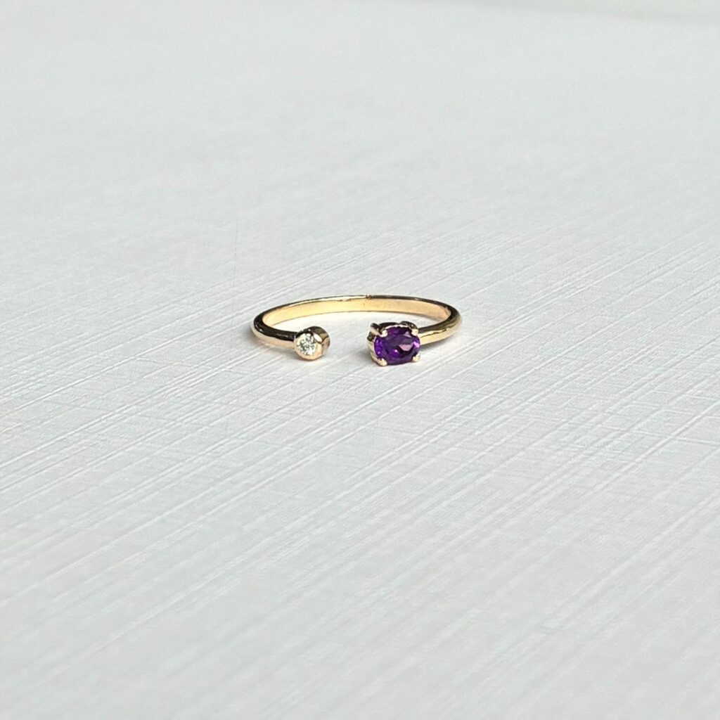 Anillo Dúo Amatista Moisanita en oro macizo 14K con amatista oval y moisanita redonda