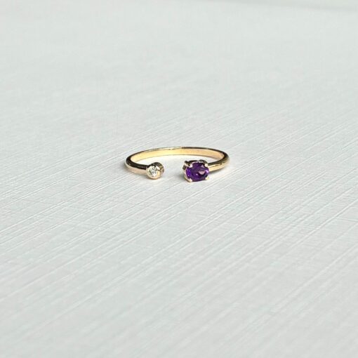Anillo Dúo Amatista Moisanita en oro macizo 14K con amatista oval y moisanita redonda