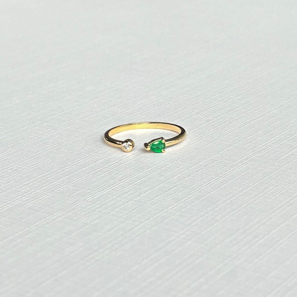 Anillo Dúo Esmeralda Moisanita en oro macizo 14K con esmeralda gota y moisanita redonda