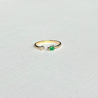 Anillo Dúo Esmeralda Moisanita en oro macizo 14K con esmeralda gota y moisanita redonda