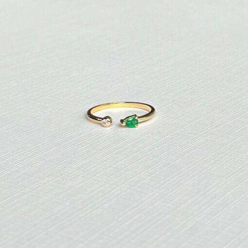 Anillo Dúo Esmeralda Moisanita en oro macizo 14K con esmeralda gota y moisanita redonda