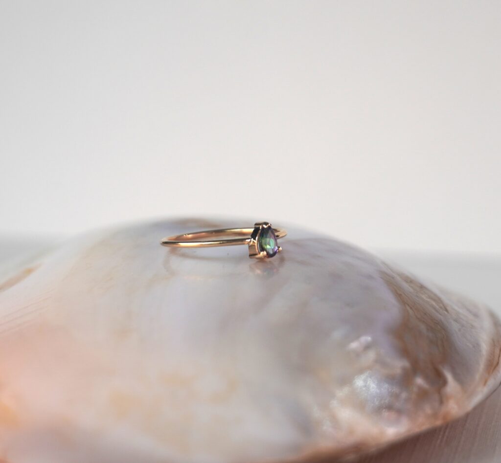 Anillo Gota Clásico Topacio Místico en Oro 14K - Talla 6.5