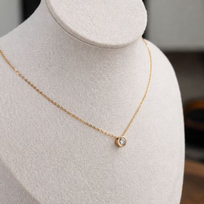 Elegant Gold Pendant on Ivory Bust Collar Punto Luz en Oro 18K
