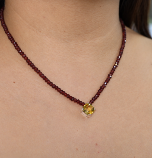 Collar de Granate y  Zafiro Amarillo Lab.